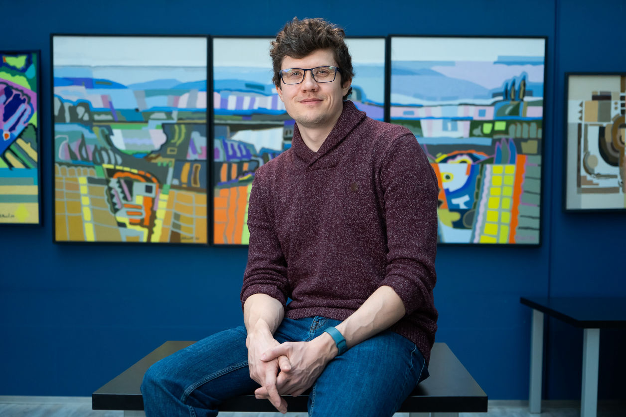 Erik Anber functional genomics researcher at the Institute of Genomics of the University of Tartu and amateur paleontologist pose in front of Yolia's camera to capture an epic photo.